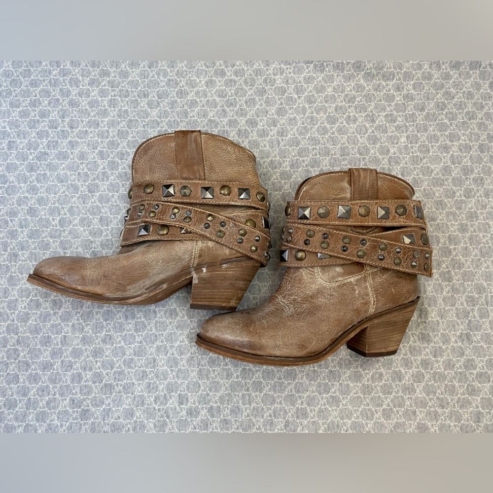 Circle G Distressed Cowboy Boots Woman’s Size 7.5 Ankle boots Studded